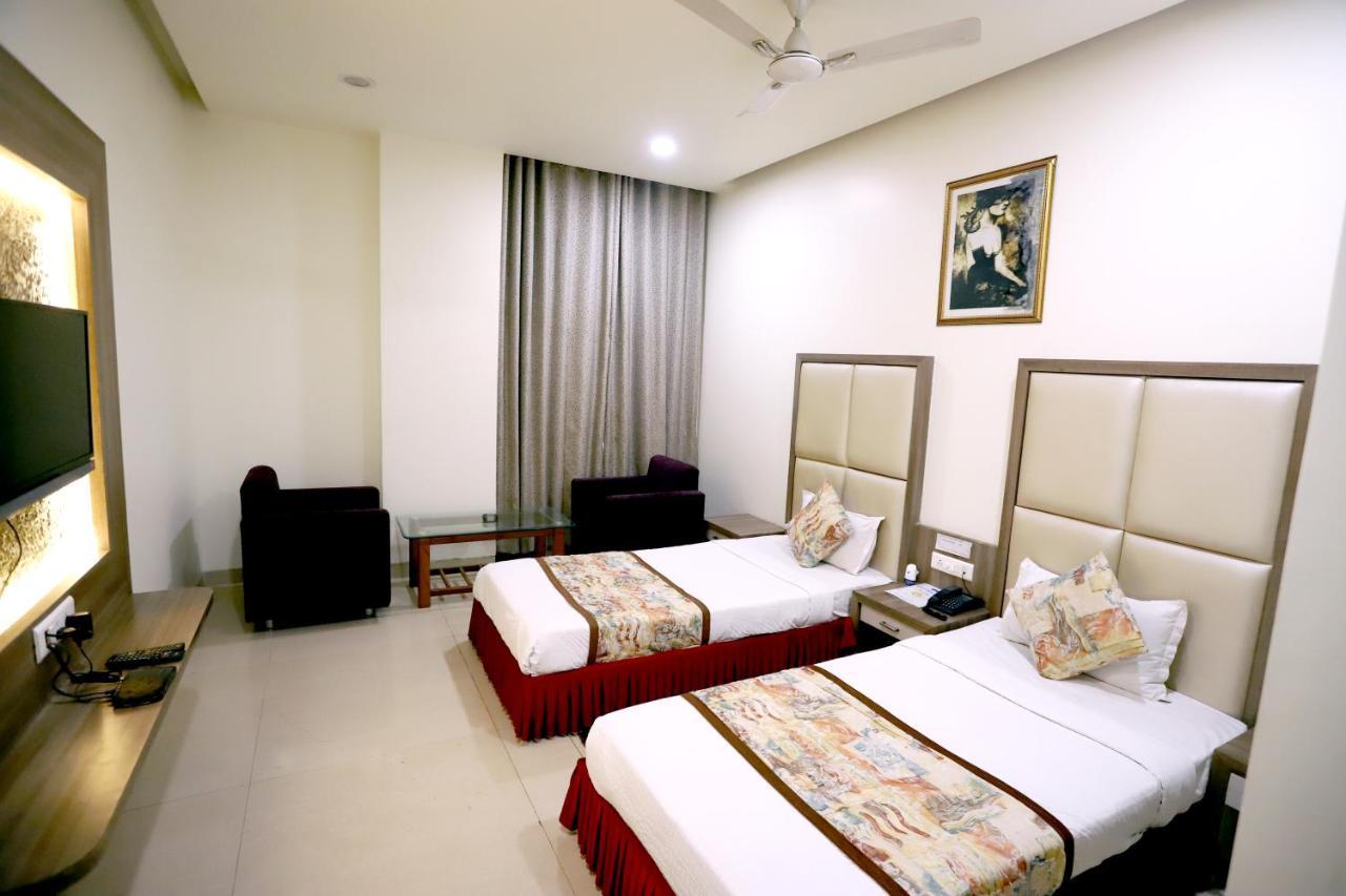Hotel Blue Pearl Bhopal Exteriör bild