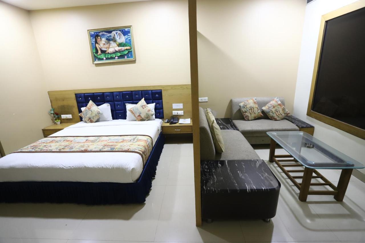 Hotel Blue Pearl Bhopal Exteriör bild