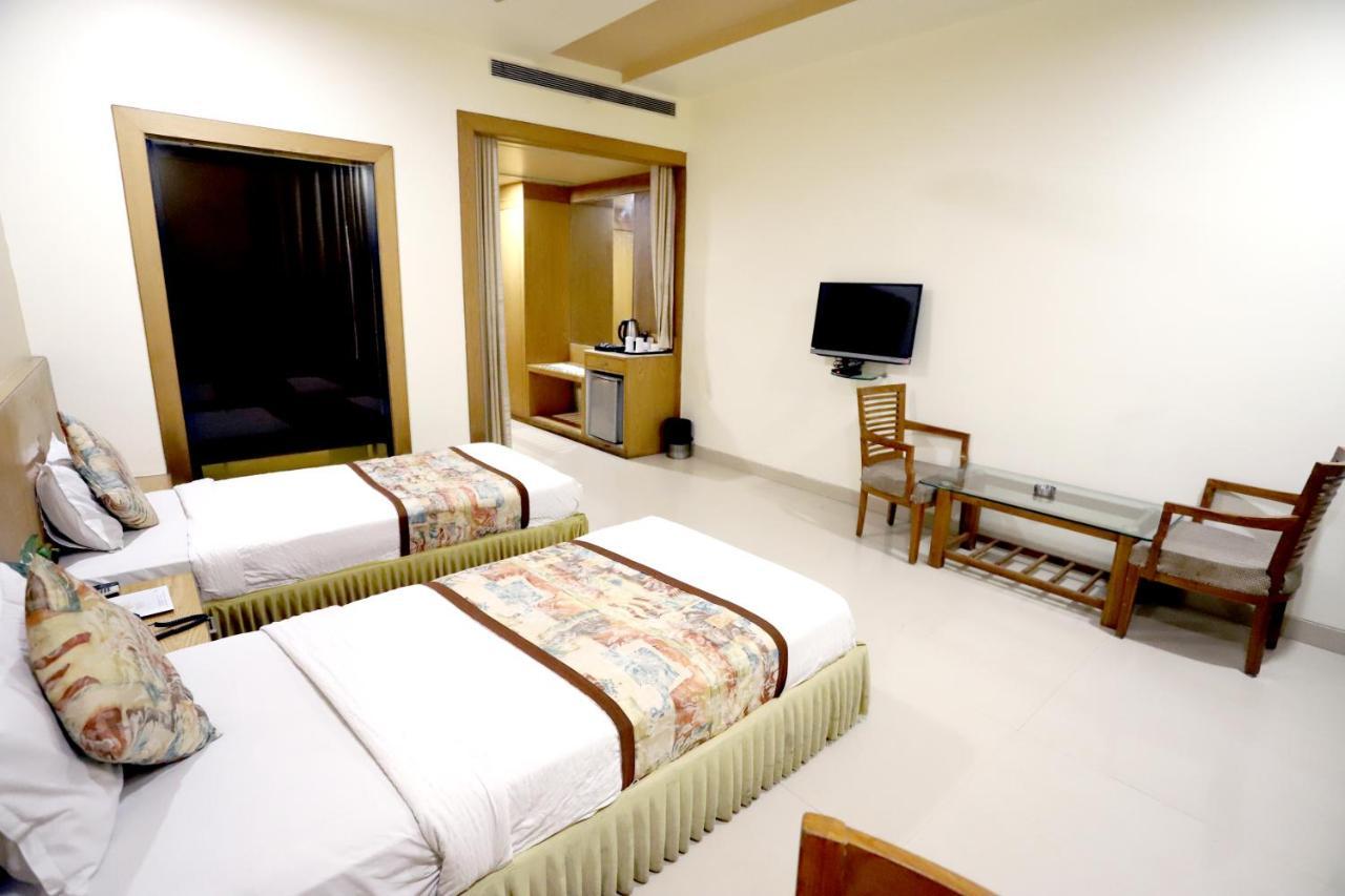 Hotel Blue Pearl Bhopal Exteriör bild
