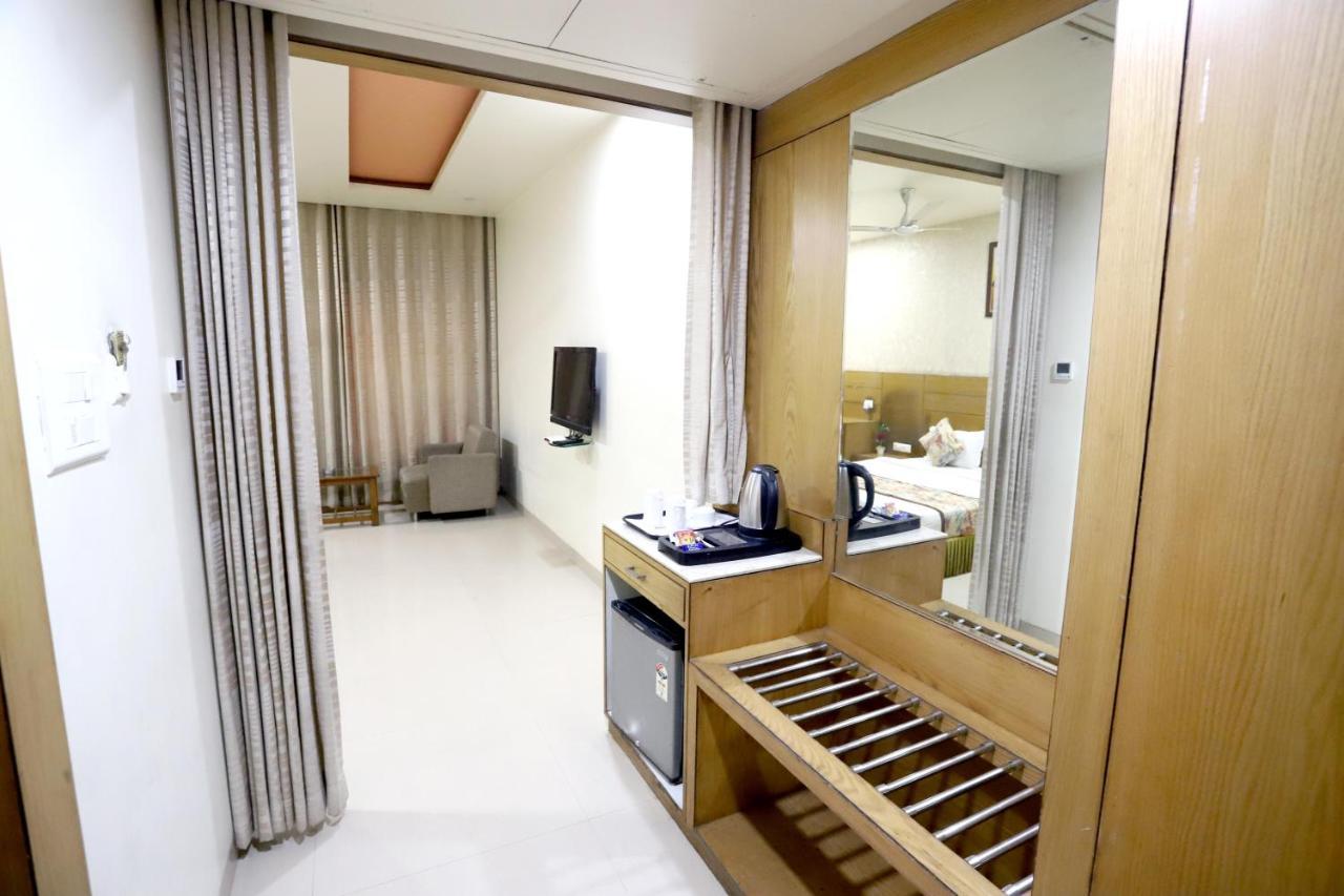 Hotel Blue Pearl Bhopal Exteriör bild