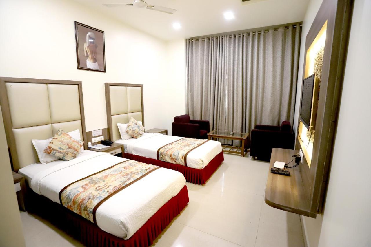 Hotel Blue Pearl Bhopal Exteriör bild