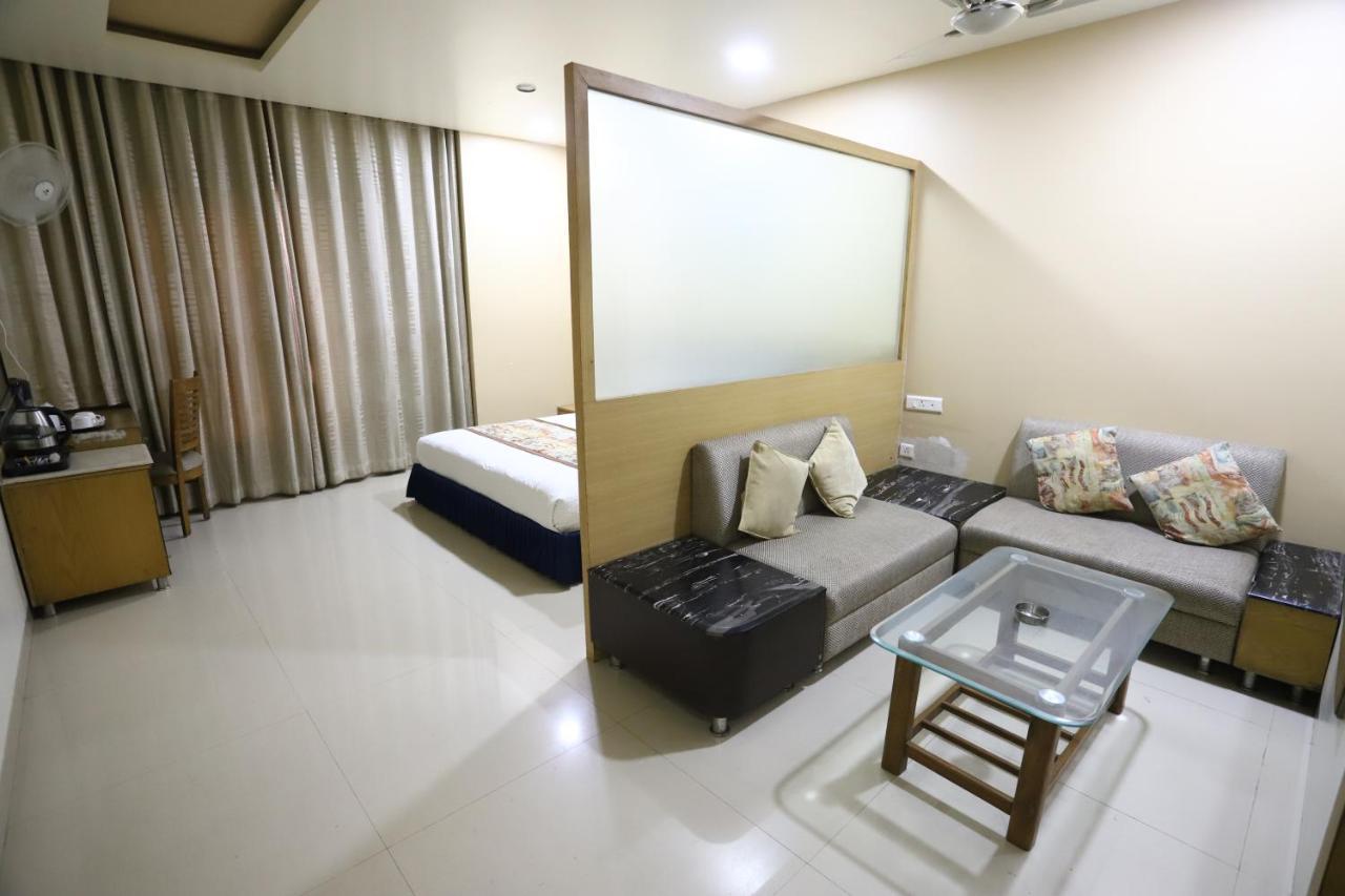 Hotel Blue Pearl Bhopal Exteriör bild