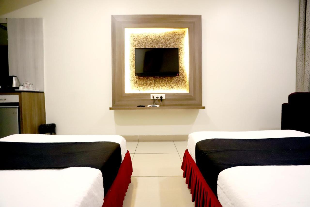 Hotel Blue Pearl Bhopal Exteriör bild