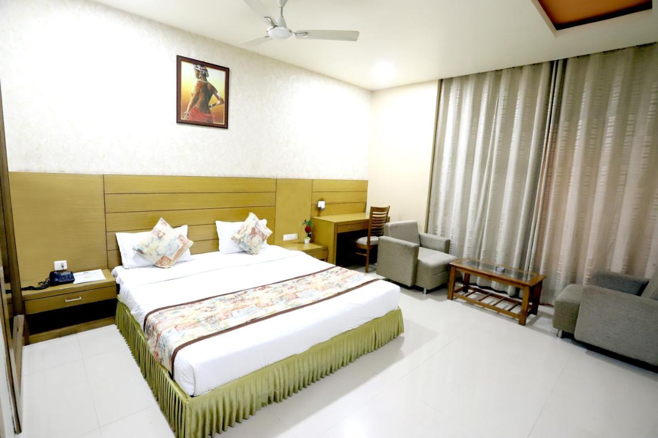 Hotel Blue Pearl Bhopal Exteriör bild