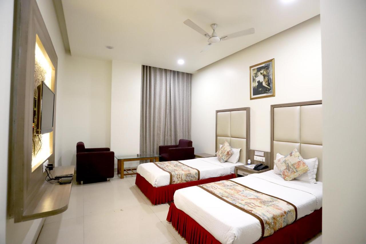 Hotel Blue Pearl Bhopal Exteriör bild