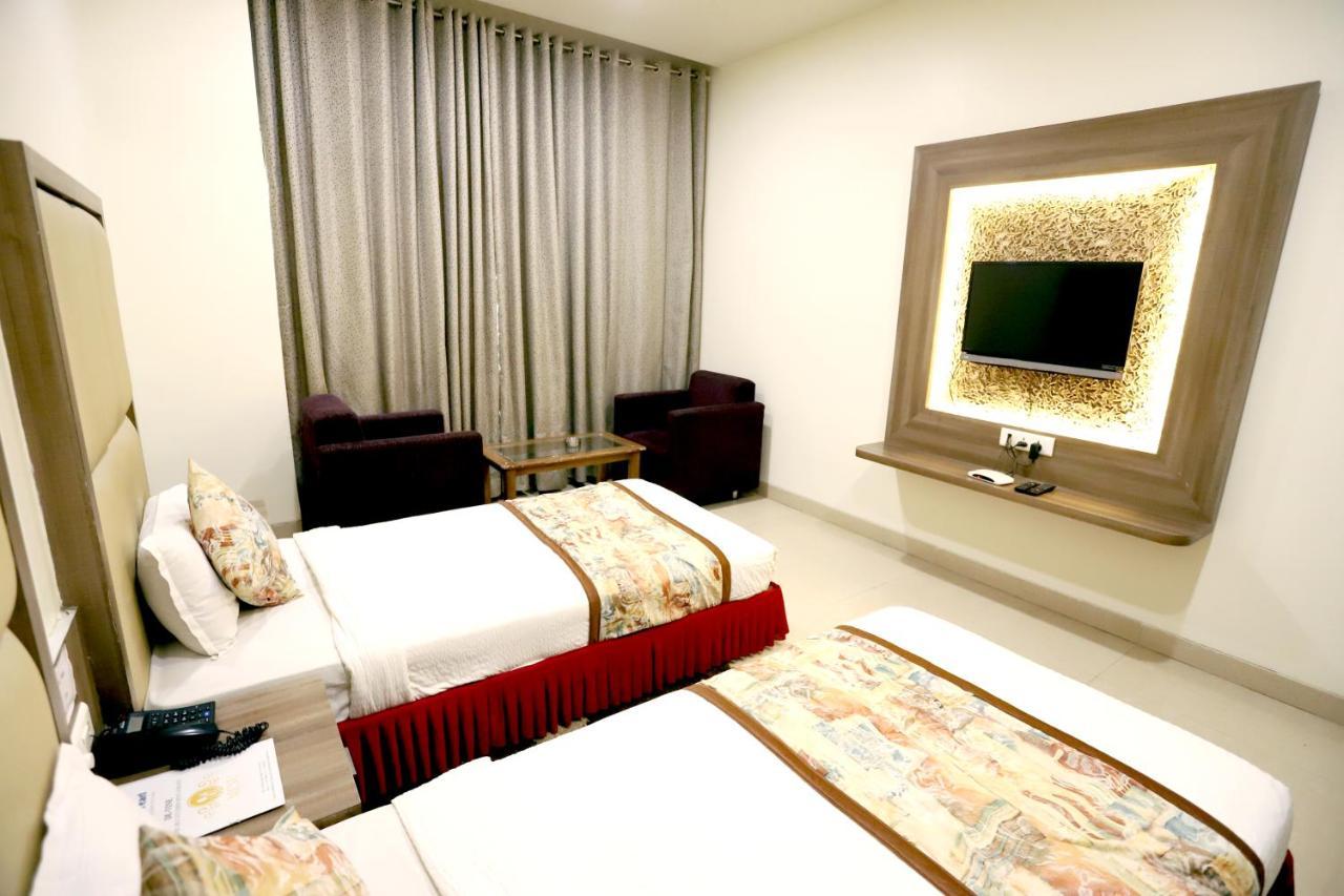Hotel Blue Pearl Bhopal Exteriör bild