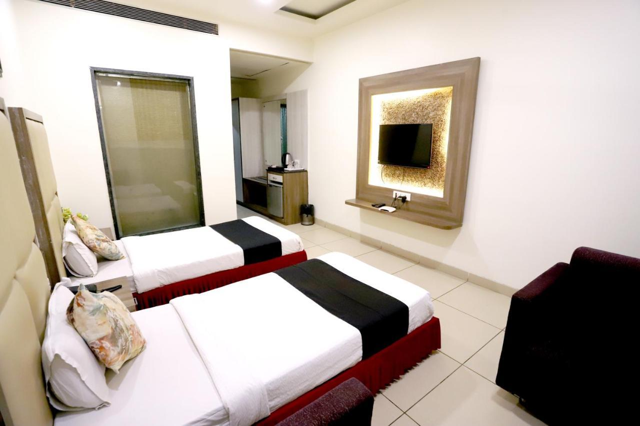 Hotel Blue Pearl Bhopal Exteriör bild
