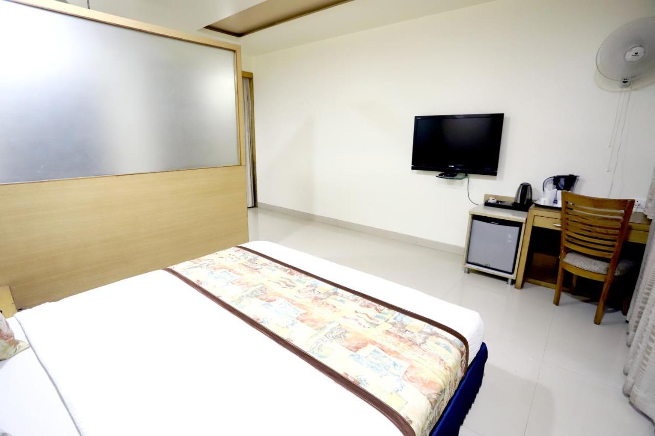Hotel Blue Pearl Bhopal Exteriör bild