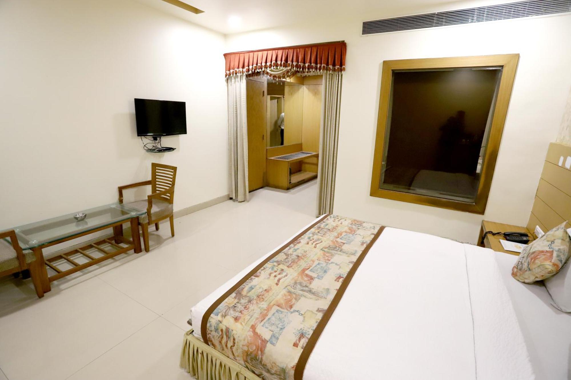 Hotel Blue Pearl Bhopal Exteriör bild