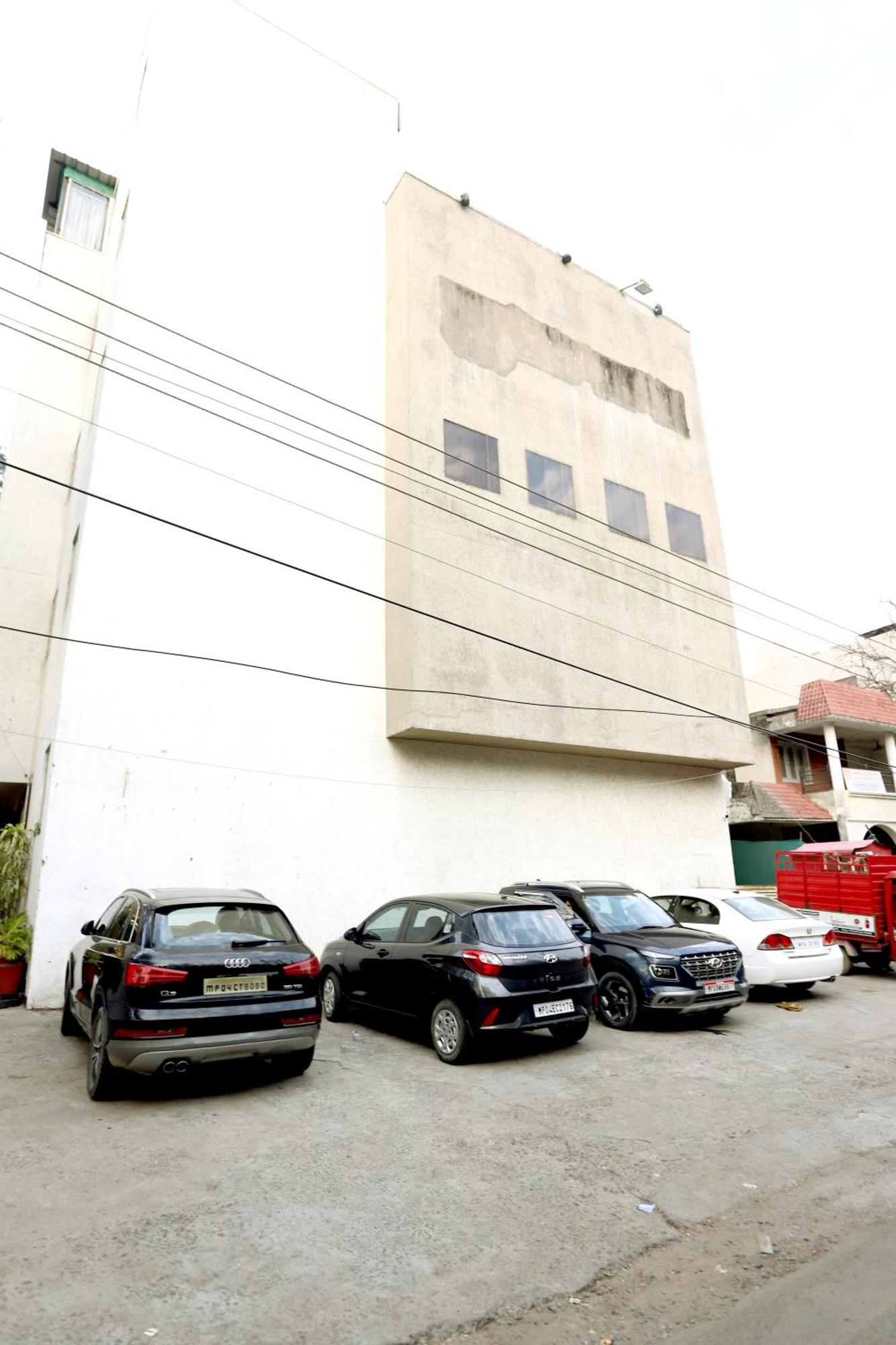 Hotel Blue Pearl Bhopal Exteriör bild