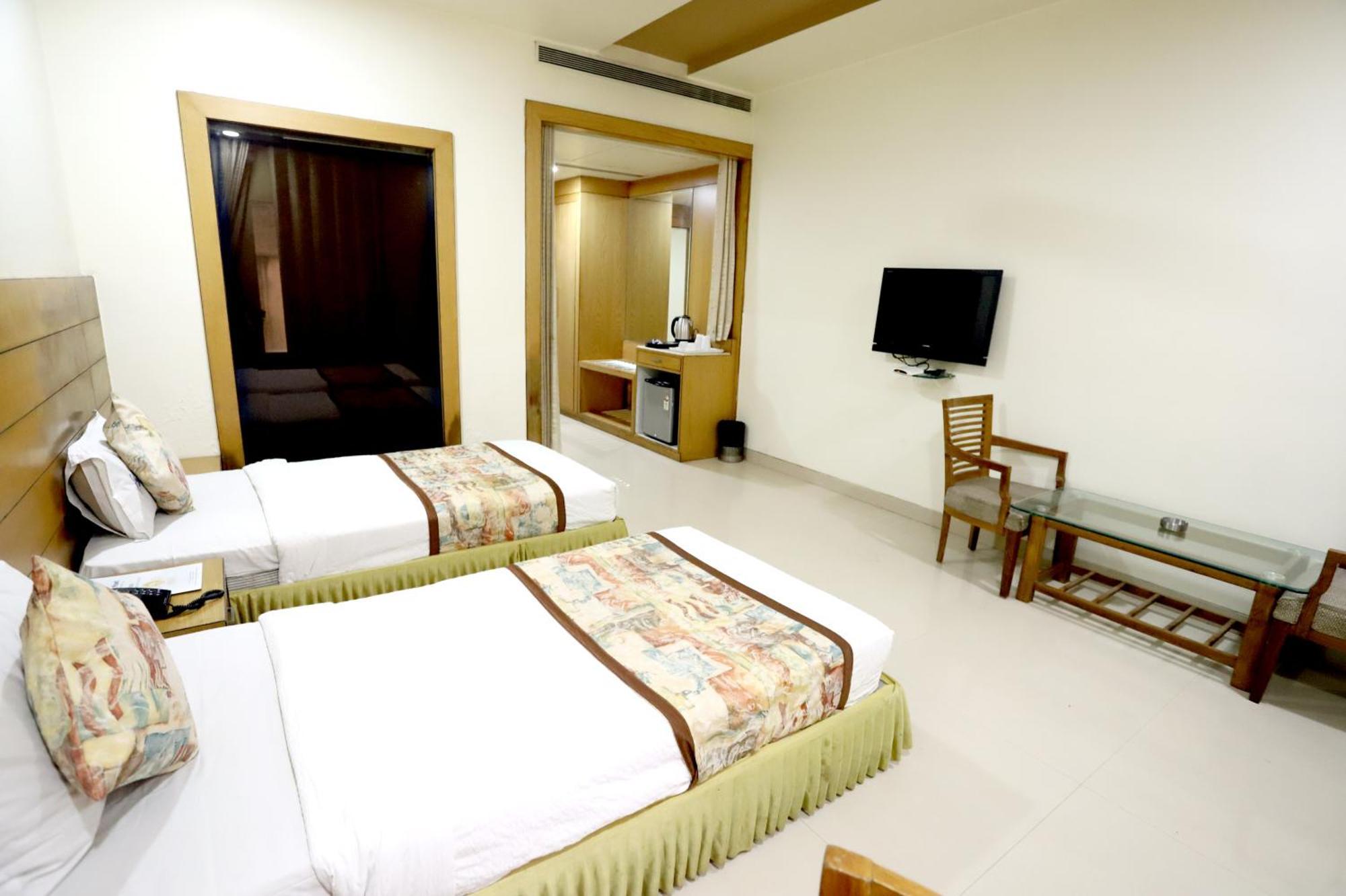Hotel Blue Pearl Bhopal Exteriör bild